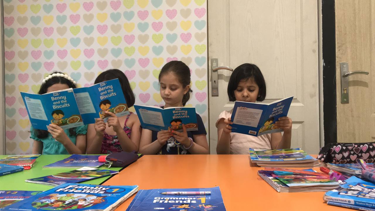 Children reading together in a small Orange class