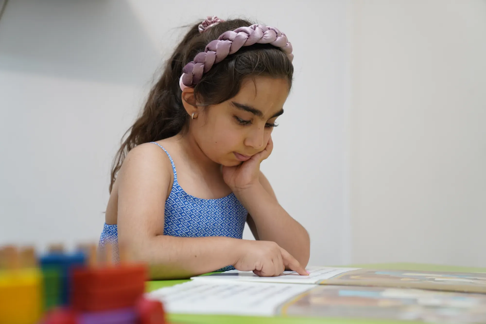 Student reading in class — زبان‌آموز در حال مطالعه در کلاس