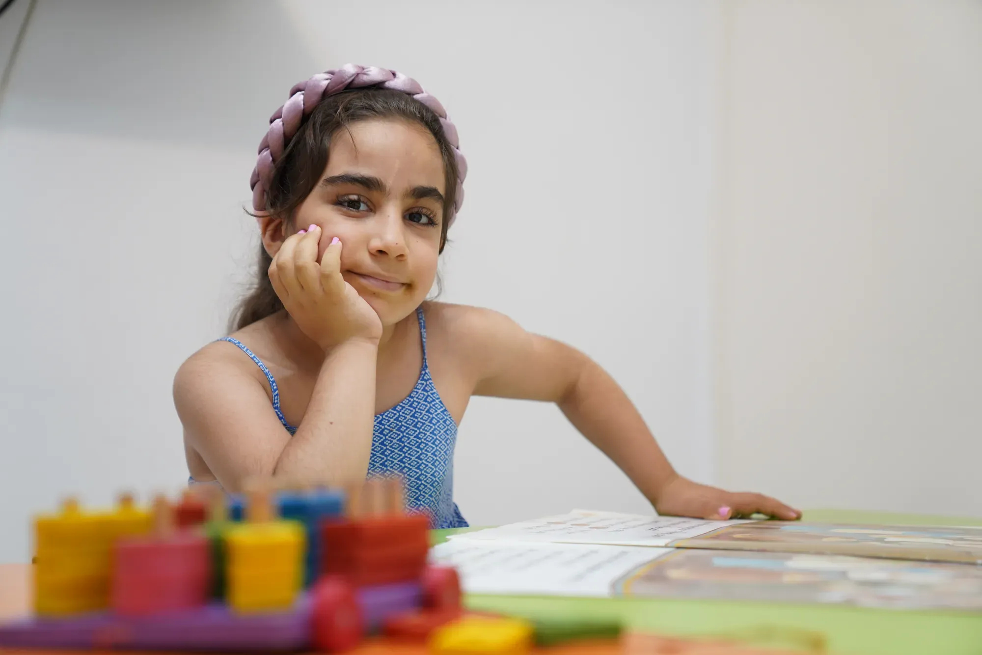 Student smiling in class — زبان‌آموز در کلاس